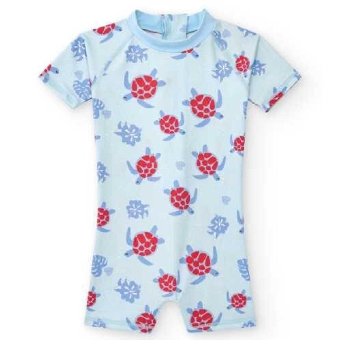 Fato de banho inteiro infantil BtBox, manga curta, cor azul-claro com padrão de tartarugas vermelhas e flores azuis.