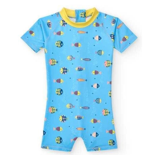 Fato de banho inteiro infantil BtBox azul-claro com padrão de peixes coloridos e gola amarela, manga curta, proteção solar UPF 50+.