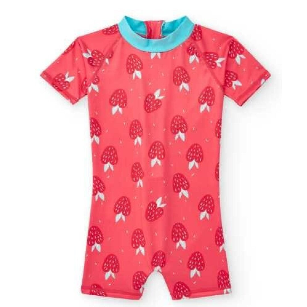 Fato de banho infantil BtBox, cor salmão/vermelho, com padrão de morangos e gola azul-clara. Proteção UPF 50+.