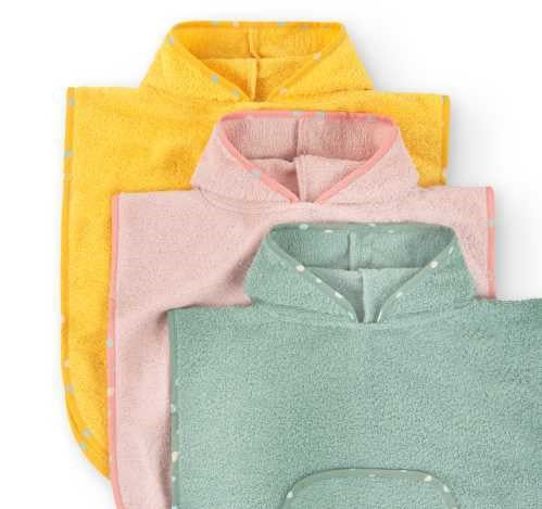 Três ponchos de banho Btbox com capuz em cores (amarelo, rosa, verde água) empilhados, mostrando a variedade de cores disponíveis para 1-4 anos.