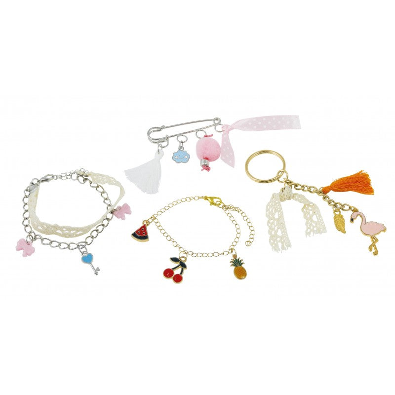 Exemplos das quatro peças de joalharia completas: pulseiras com pendentes de fruta, um porta-chaves com flamingo e um alfinete decorativo com borla.