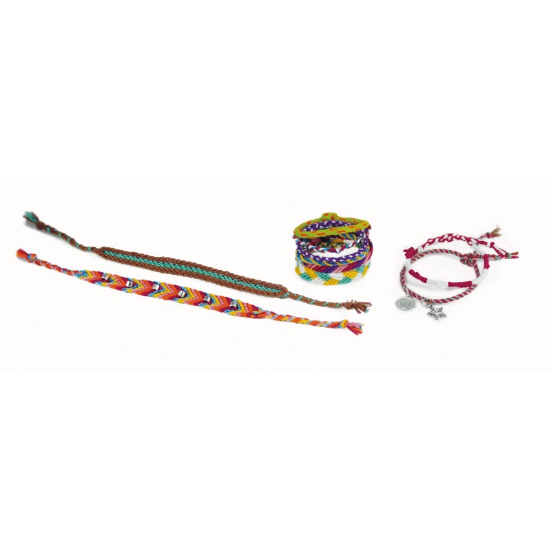 Exemplos de pulseiras da amizade finalizadas, mostrando diferentes estilos de entrelaçamento e o uso de pendentes.