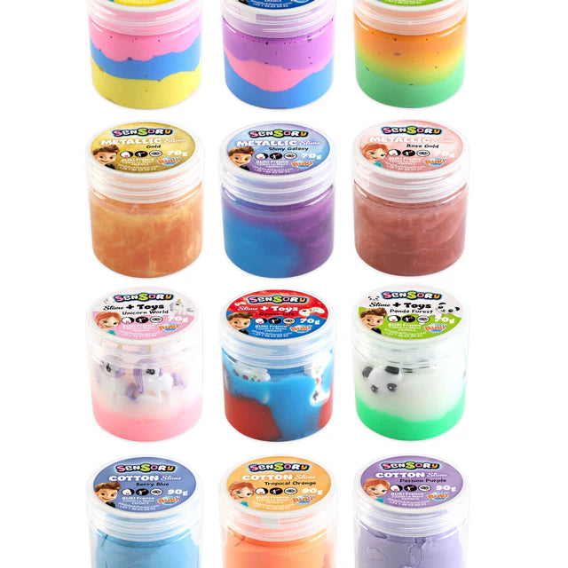Vista aproximada de 12 boiões individuais de slime sensorial Buki, mostrando os tipos Metálico, Cotton, com brinquedos e Triplo Fluffy.