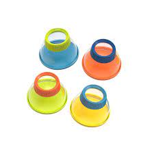 Vista superior das quatro caixas de observação de insetos Buki alinhadas, mostrando as tampas coloridas (azul, laranja, verde, amarelo) e a estrutura transparente.