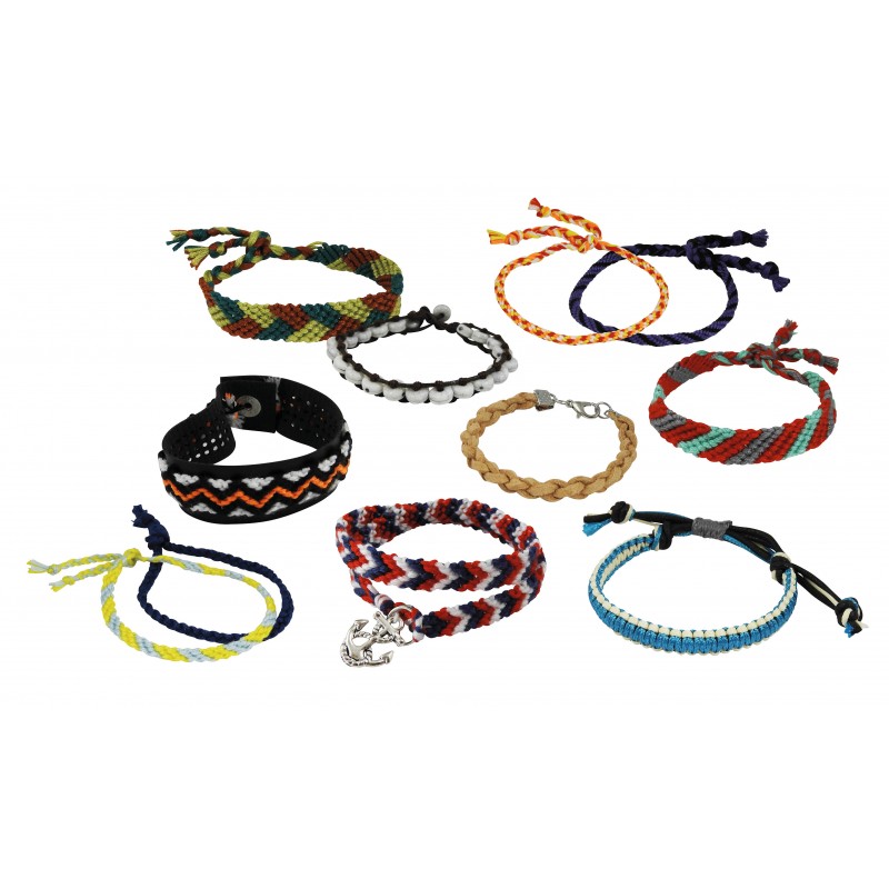 Exposição de 9 pulseiras da amizade finalizadas, criadas com diferentes técnicas, incluindo pulseiras de fio trançado e uma pulseira de couro com berloque de âncora.