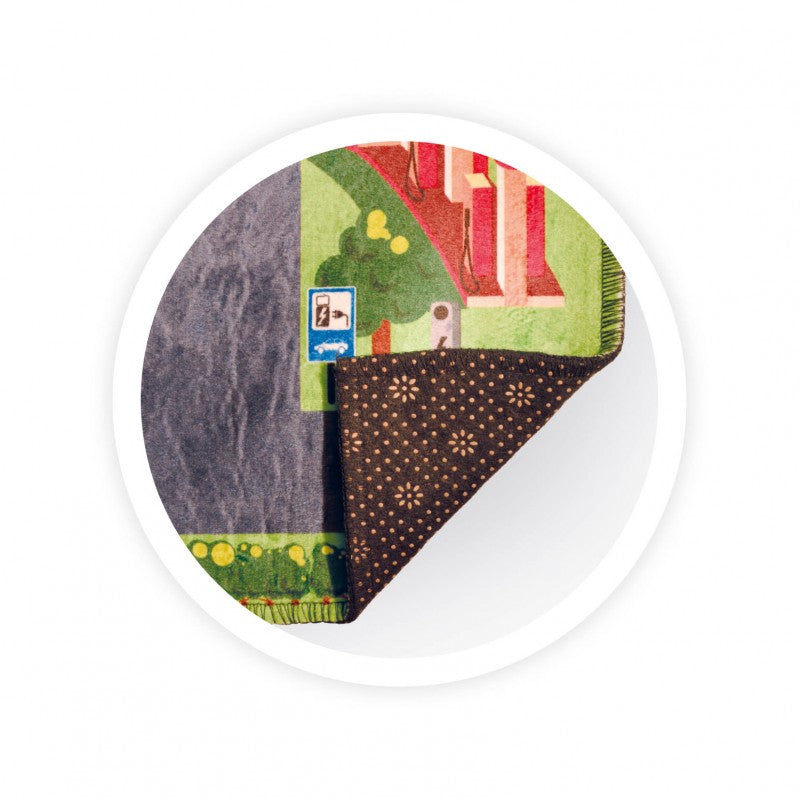 Canto do tapete Buki levantado, mostrando a base antiderrapante escura com padrão de pontos e um sinal de carregamento de veículo elétrico.