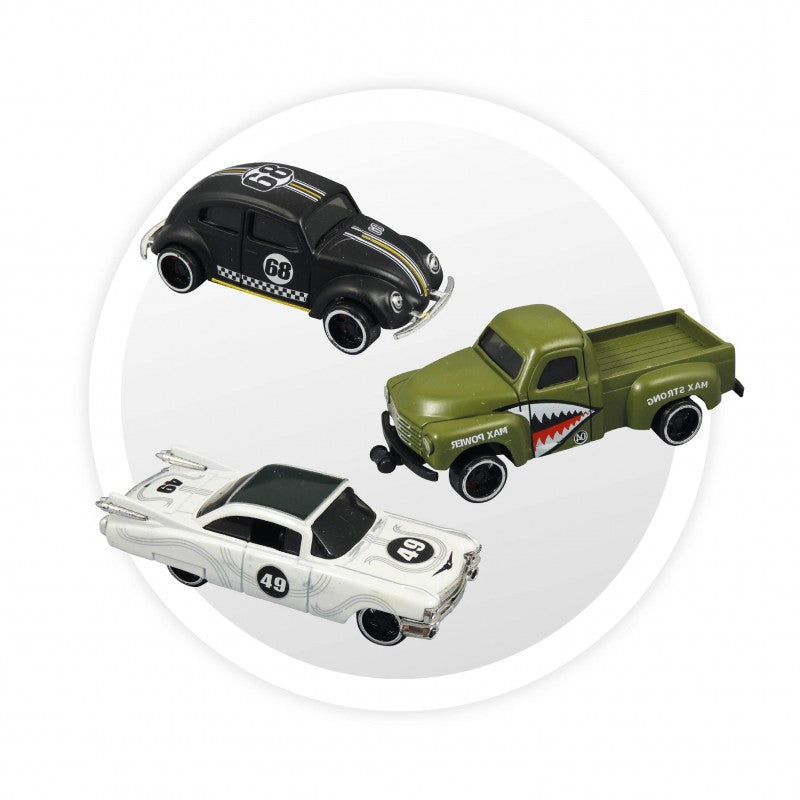 Três carrinhos miniatura incluídos no tapete: um VW Carocha preto de corrida, um pick-up verde militar e um coupé branco clássico.
