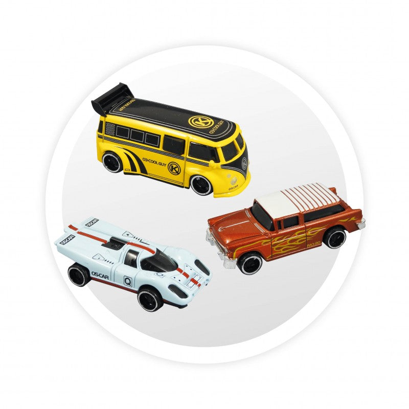 Segundo conjunto de três carrinhos miniatura: uma carrinha amarela estilo van, um carro de corrida desportivo branco e azul, e uma carrinha familiar laranja com chamas.
