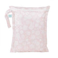 Bolsa impermeável Bumkins 30x35 cm com padrão floral 'Lace' em tons de rosa pálido e branco, vista frontal.
