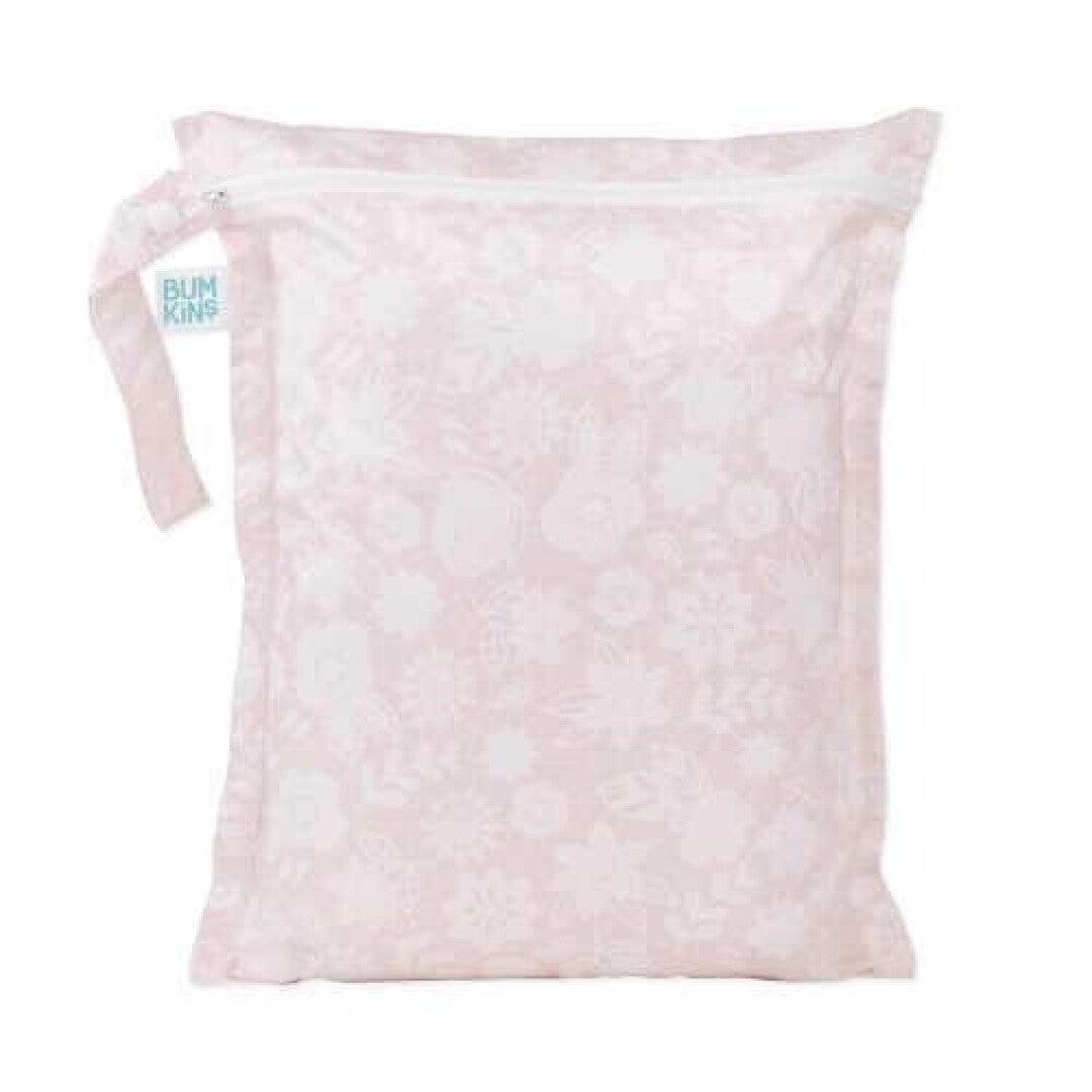 Bolsa impermeável Bumkins 30x35 cm com padrão floral 'Lace' em tons de rosa pálido e branco, vista frontal.