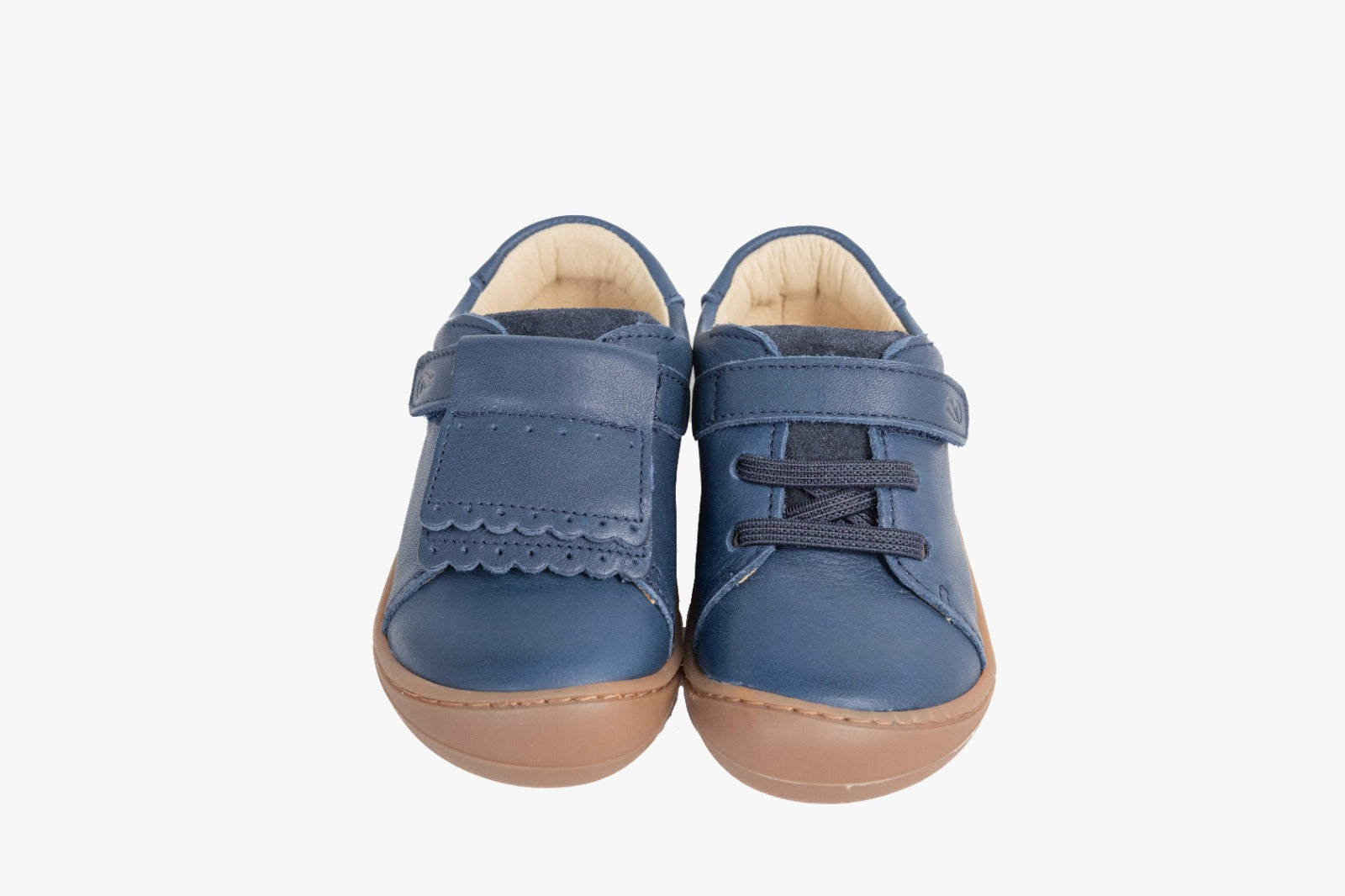 Vista lateral dos sapatos barefoot "Carneiras Azul" da Bunny Barefoot, destacando a sola fina e flexível e o material em pele azul suave.