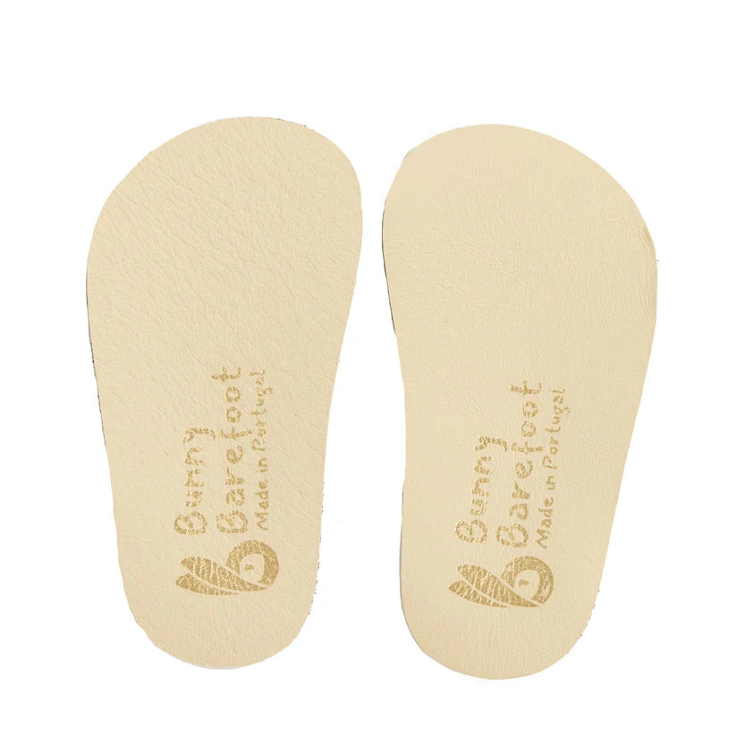 Par de palmilhas lisas de pele das sapatilhas Bunny Barefoot, com o logótipo e "Made in Portugal" em dourado.