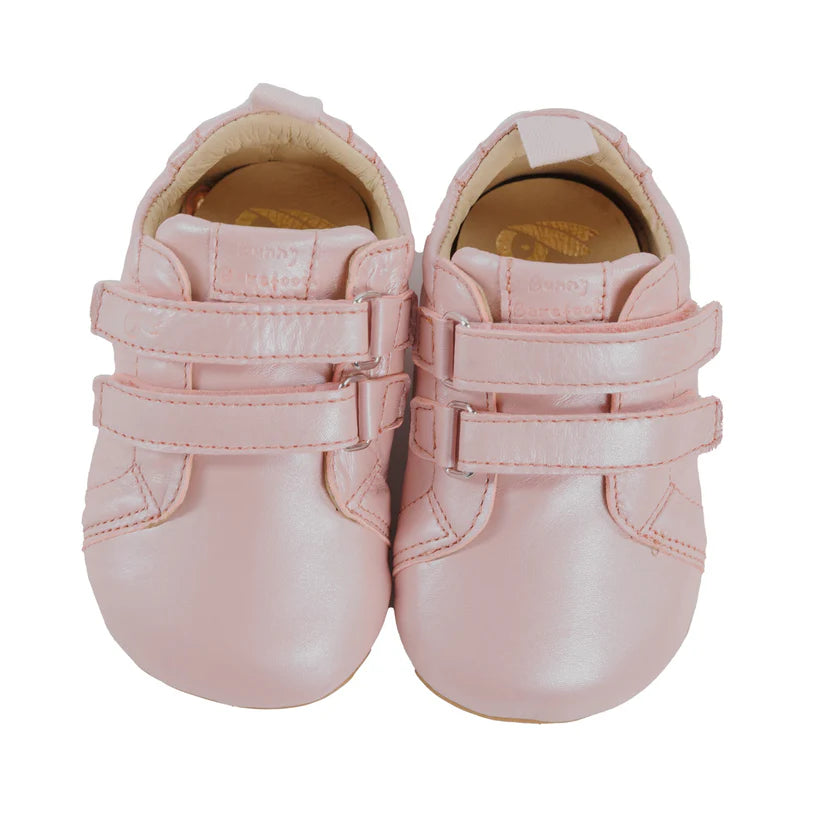 Par de sapatilhas 'Coala' Bunny Barefoot cor rosa perolado, com fecho duplo de velcro e ponteira ampla, vistas de frente.