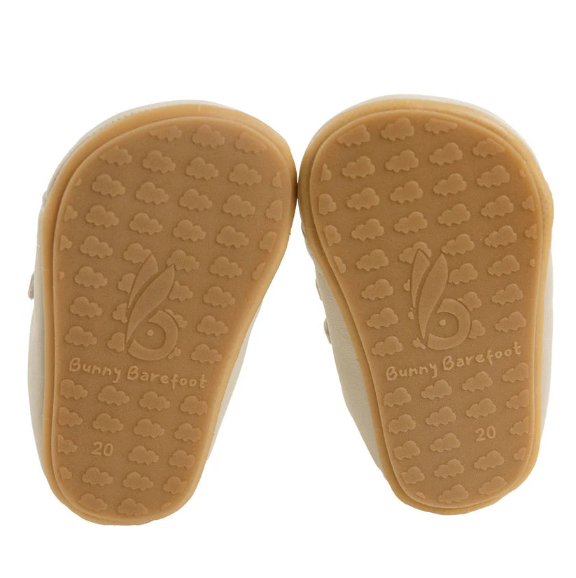 Sola de borracha das sapatilhas Bunny Barefoot Coala, com padrão de nuvens e logótipo coelho gravado, indicando o tamanho 20.