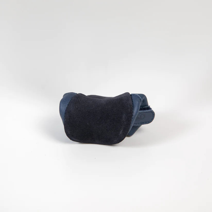 Detalhe do calcanhar do sapatinho Barefoot Girafinha azul marinho, mostrando a parte traseira em camurça e a aba de puxar.