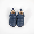 Par de sapatinhos Bunny Barefoot Girafinha em pele azul marinho, com fecho de velcro e detalhe festonado. Fundo branco.