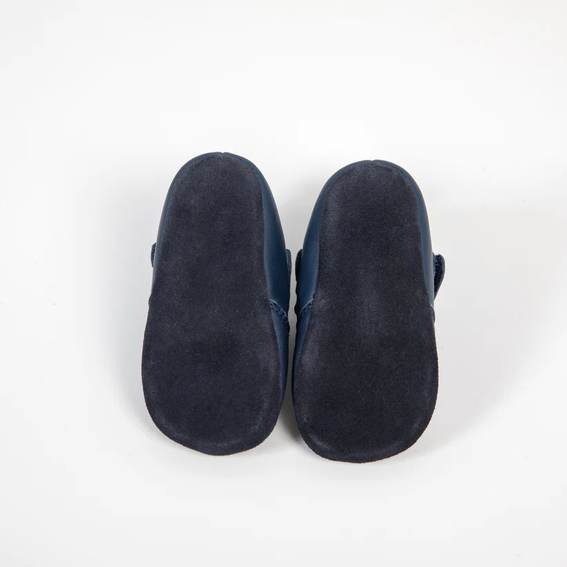 Vista da sola dos sapatinhos Bunny Barefoot Girafinha azul marinho, mostrando a sola flexível e escura, ideal para primeiros passos.