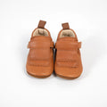 Par de sapatinhos de pele camel Bunny Barefoot Girafinha, estilo mocassim, com fecho de velcro e detalhe decorativo festonado.
