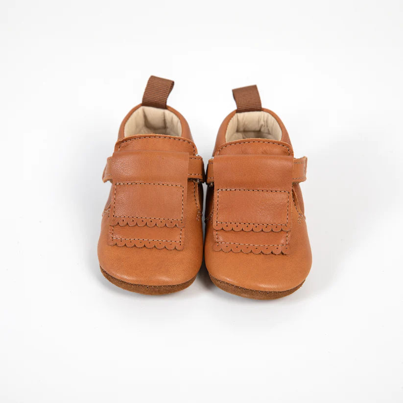 Par de sapatinhos de pele camel Bunny Barefoot Girafinha, estilo mocassim, com fecho de velcro e detalhe decorativo festonado.