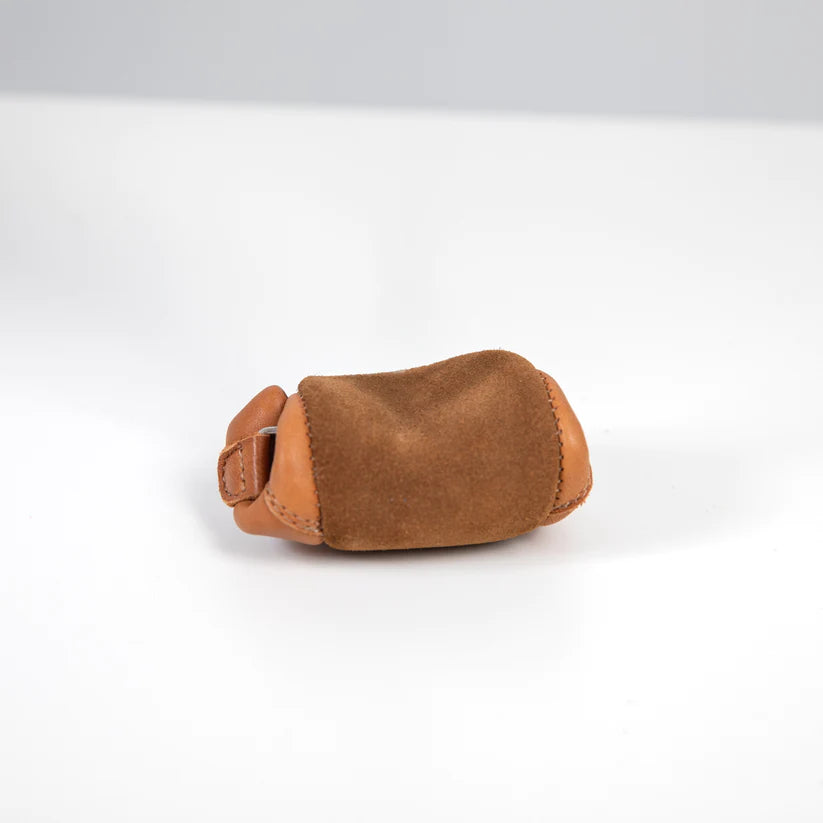 Sapatinho Bunny Barefoot Girafinha camel de lado, destacando a flexibilidade e a parte traseira em camurça castanha escura.
