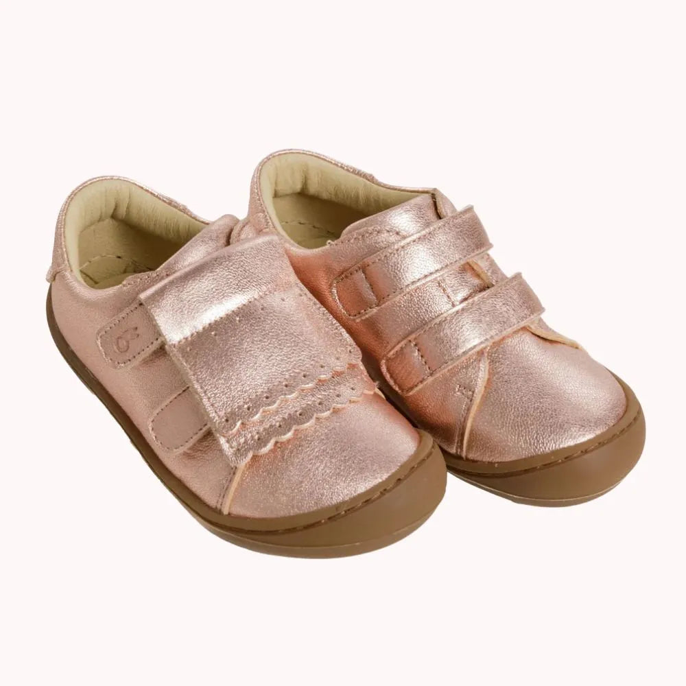 Par de sapatos infantis barefoot Bunny Barefoot, cor rosa dourado metalizado, com fecho de 2 velcros e detalhe de festas na pala.