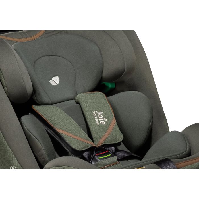 Detalhe do encosto de cabeça da cadeira auto com as camadas de proteção Tri-Protect™, destacando a segurança oferecida.