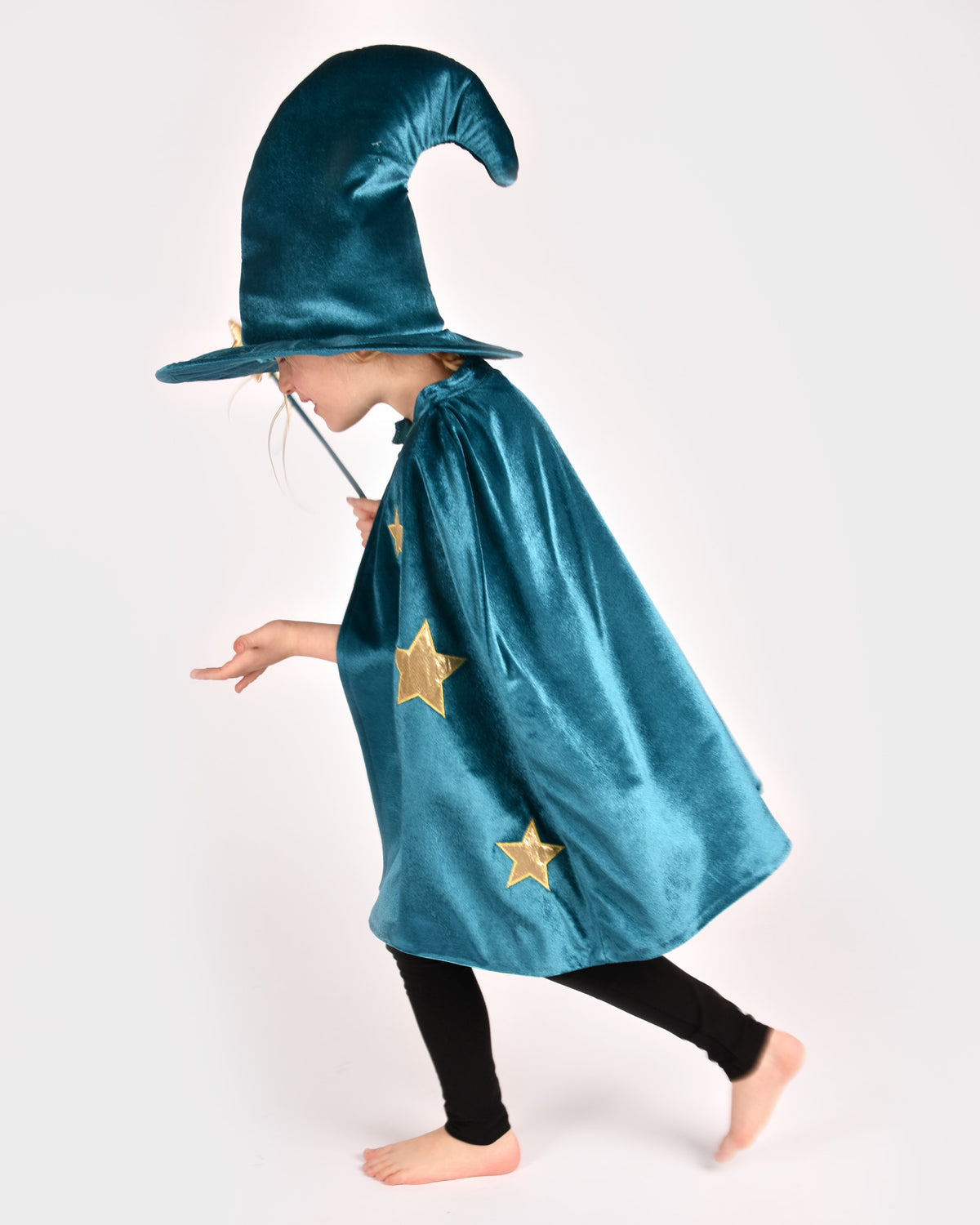 Gorro de mago em veludo azul-petróleo com estrelas e varinha dourada da Den Goda Fen, disfarce para criança