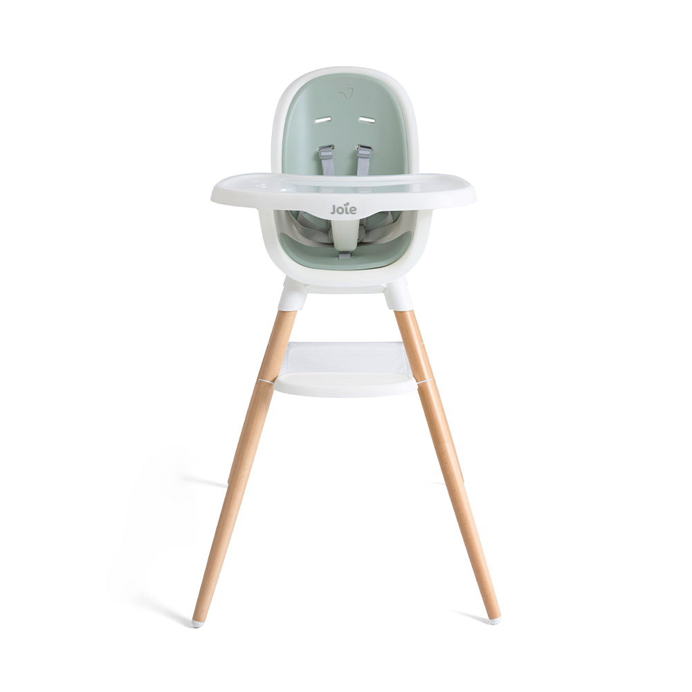 Cadeira alta Joie Chestnut completa, em posição vertical, mostrando a bandeja com logótipo "Joie" e a estrutura robusta de madeira e plástico branco.