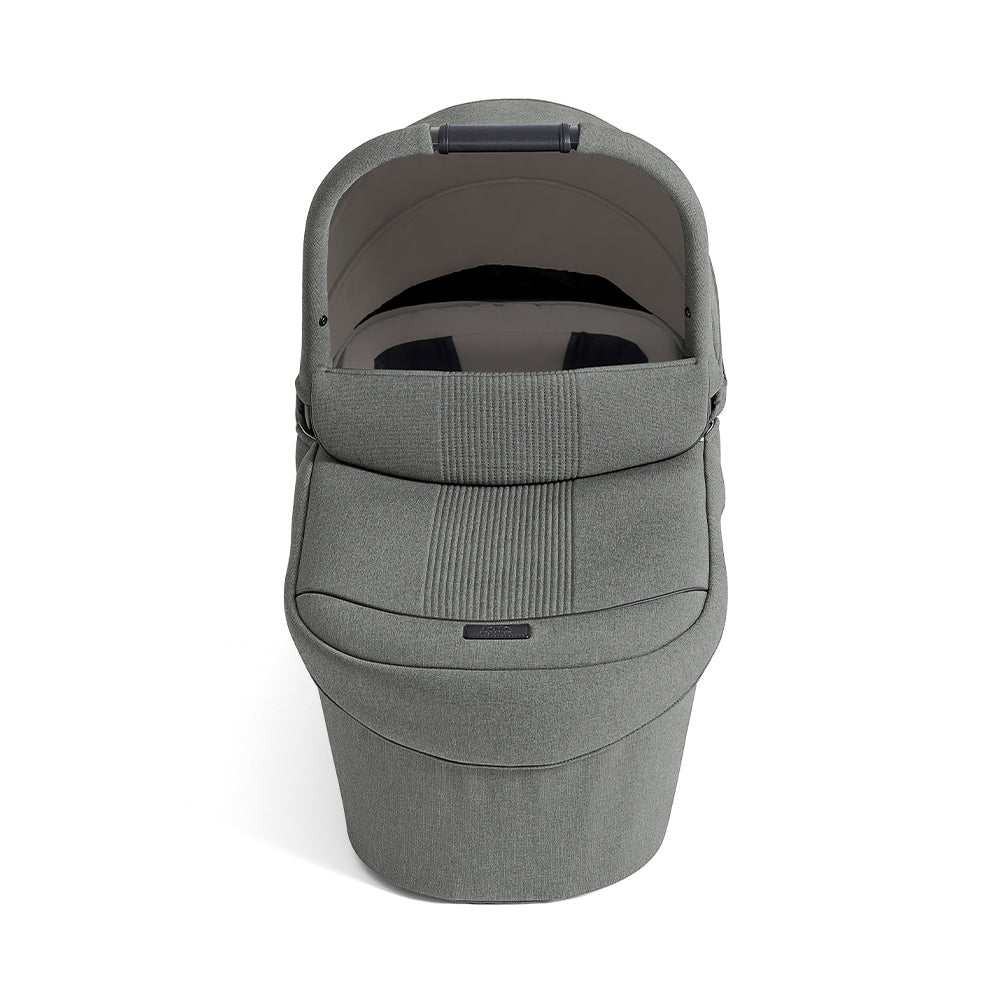 Alcofa Joie Ramble XL acoplada a um carrinho de passeio (sistema de viagem), ilustrando a compatibilidade com chassis Joie.