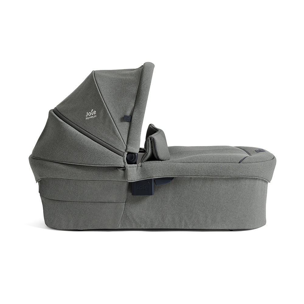 Alcofa Joie Ramble XL com a capota impermeável totalmente estendida, oferecendo máxima proteção contra o clima.