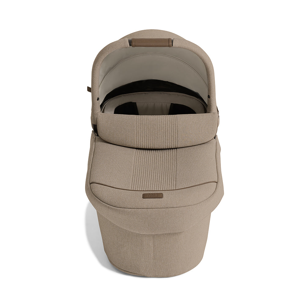 Alcofa Joie Ramble XL cinzenta escura, vista lateral, destacando o design moderno e o colchão interior macio.