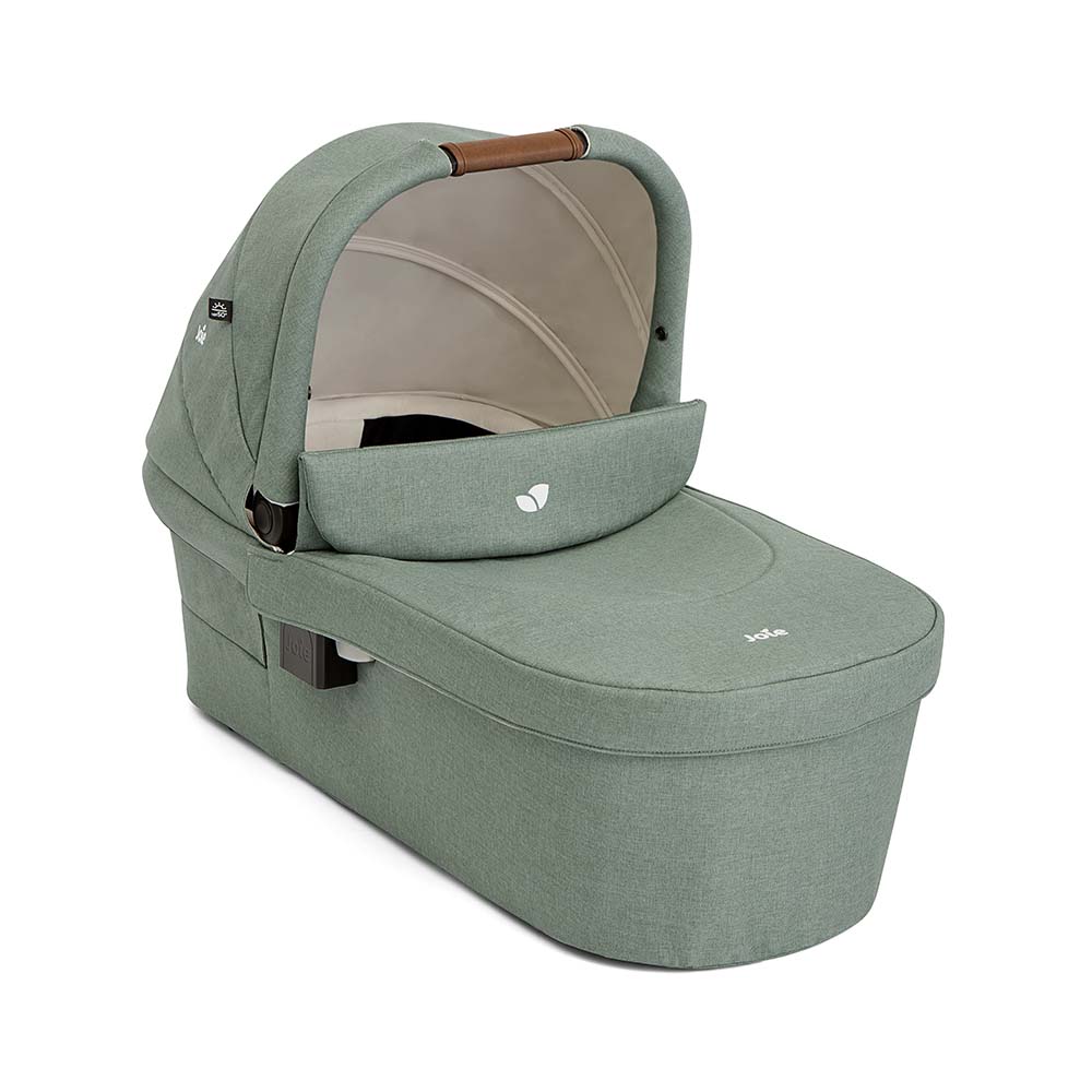 Alcofa Joie Ramble XL cinzenta montada num carrinho de passeio, mostrando o sistema de viagem completo e o bebé aconchegado.