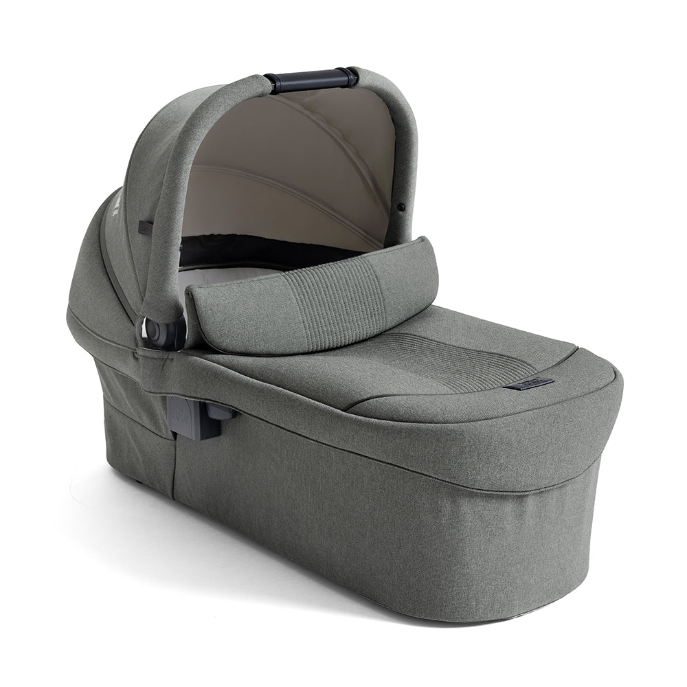 Vista superior da alcofa Joie Ramble XL, mostrando o interior espaçoso e o colchão de pelúcia para conforto do bebé.