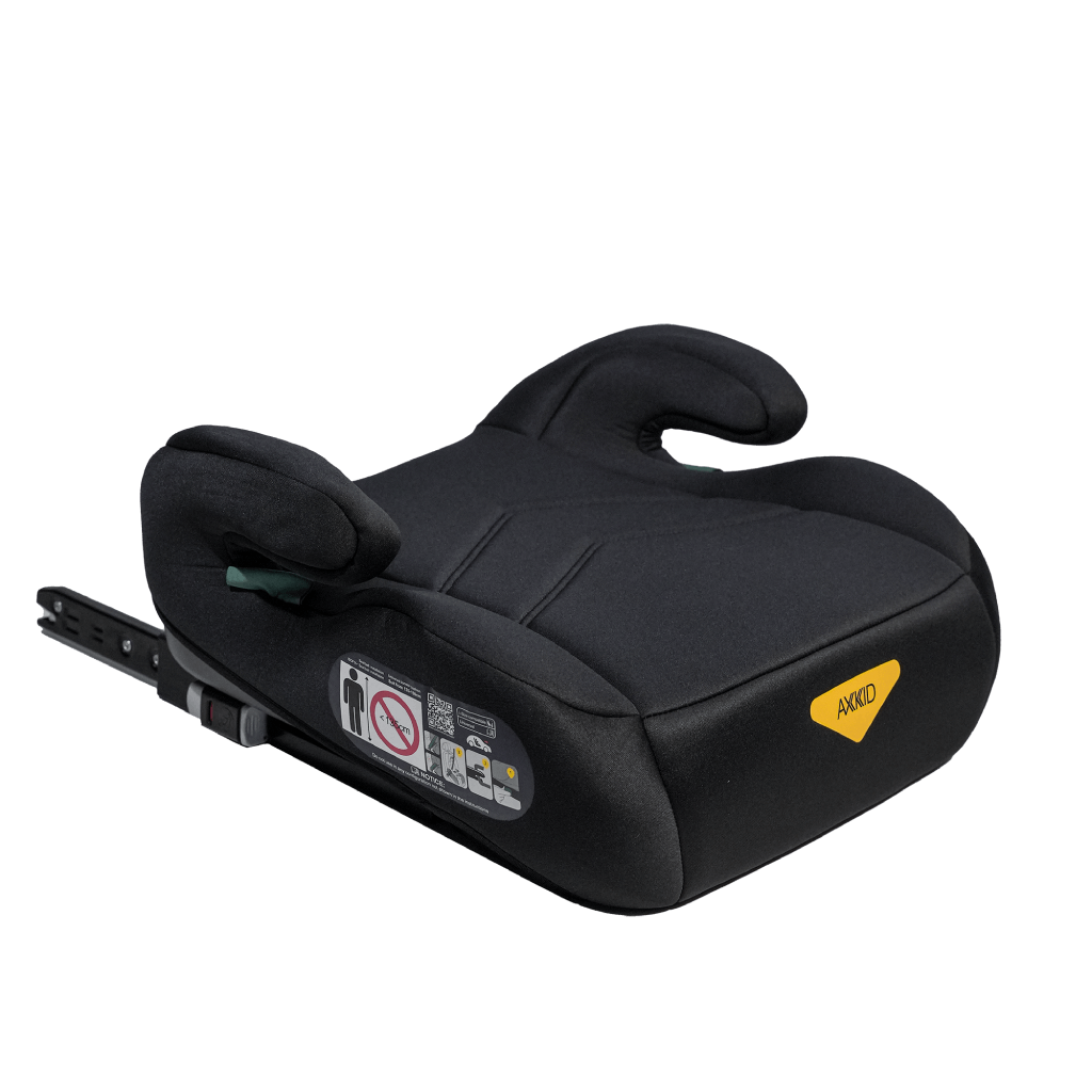 Banco elevatório Axkid Mate 2 ISOFIX preto, visto de lado, destacando o design compacto e o mecanismo de fixação lateral.