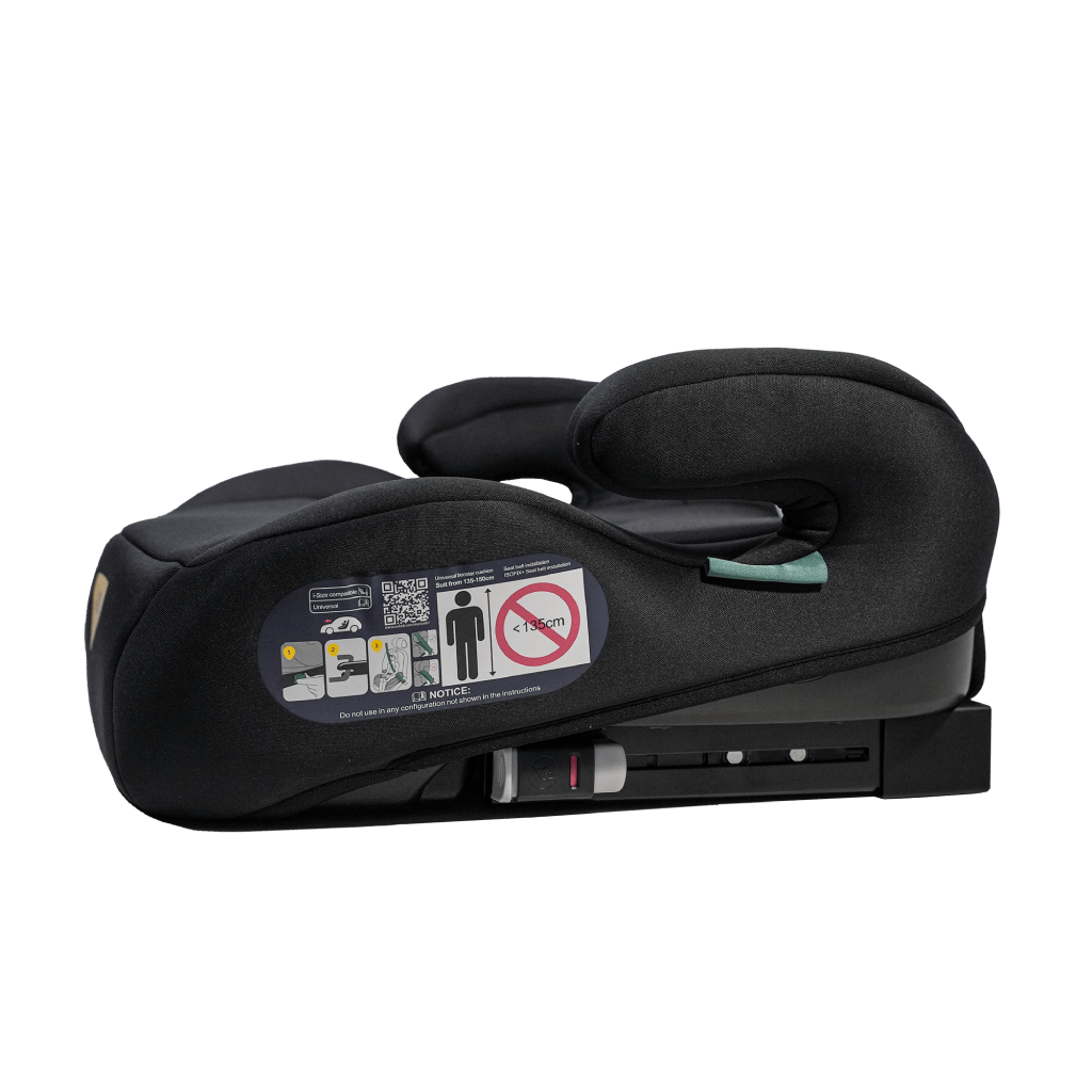 Detalhe lateral do banco elevatório Axkid Mate 2 com etiquetas de segurança, incluindo o limite de altura de 135 cm e instruções de utilização do cinto.