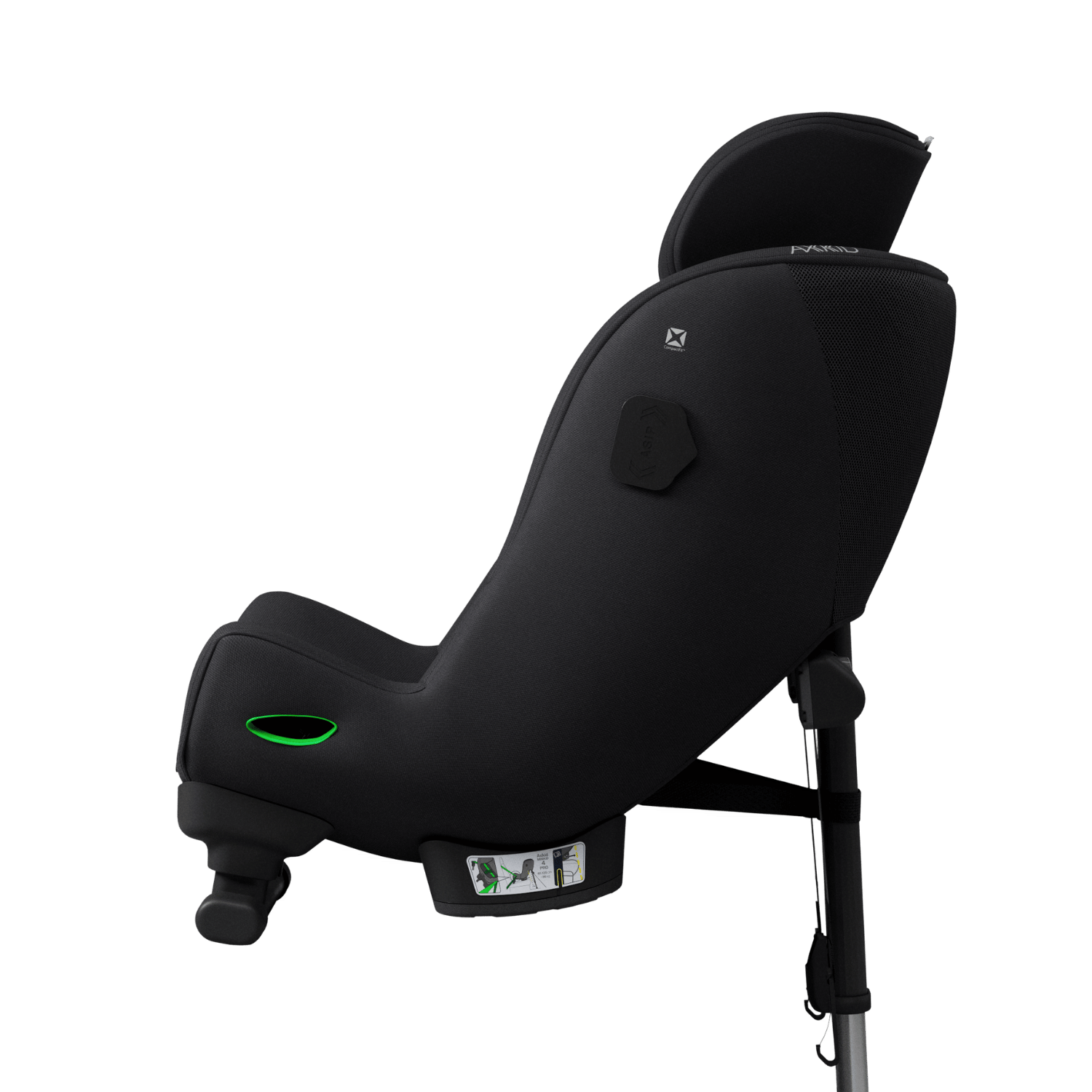 Close-up da etiqueta de homologação R129 e do selo Plus Test Sueco na base da cadeira Axkid Minikid 4 MAX.