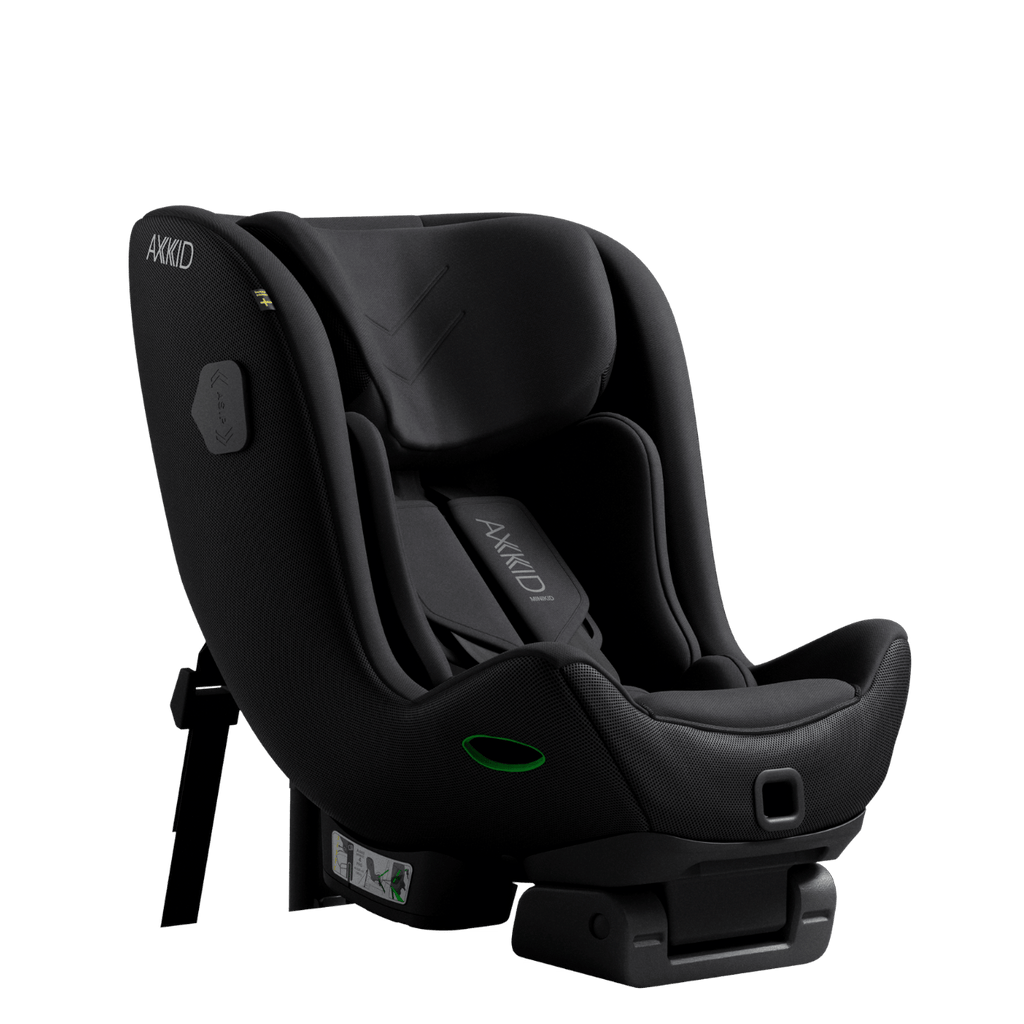 Cadeira auto AXKID Minikid 4 PRO preta, vista em ângulo, evidenciando o design ergonómico e o logótipo AXKID na lateral.