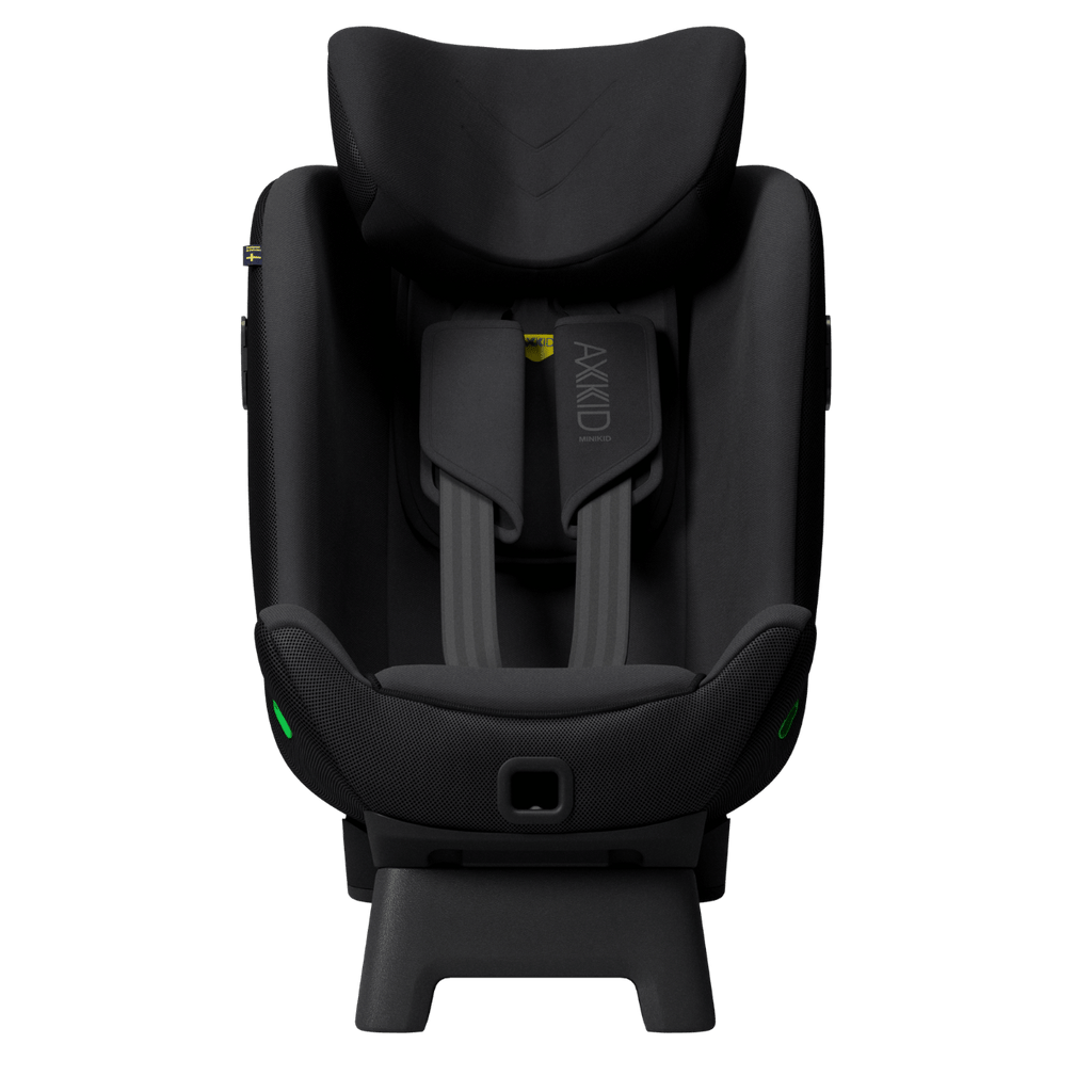 Cadeira auto AXKID Minikid 4 PRO preta, vista frontal, mostrando o arnês de 5 pontos e o apoio de cabeça ajustável.