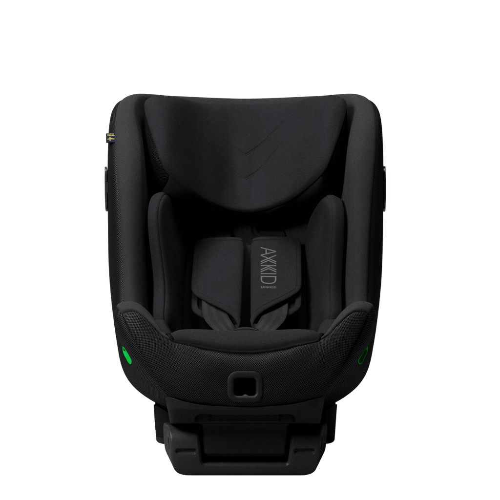 Cadeira auto AXKID Minikid 4 PRO preta, vista superior frontal, destacando o interior profundo e o arnês central.