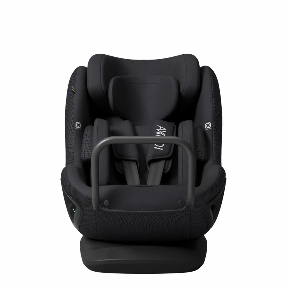 Cadeira auto AXKID Minikid CORE preta, vista frontal, com a barra de segurança em primeiro plano.