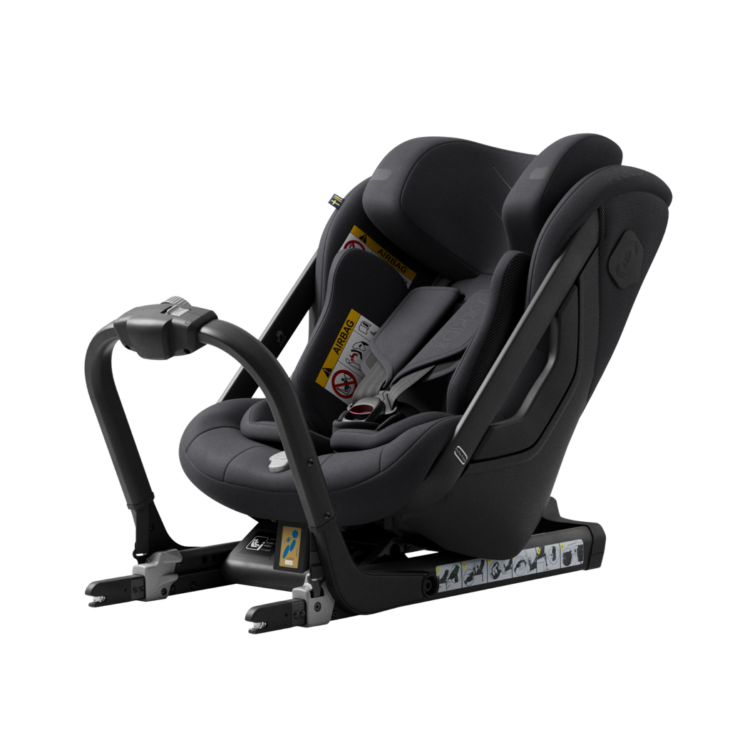 Imagem de estúdio da Cadeira Auto Axkid ONE 3 cinzenta escura sobre fundo preto, mostrando a estrutura ISOFIX e o arnês de segurança.
