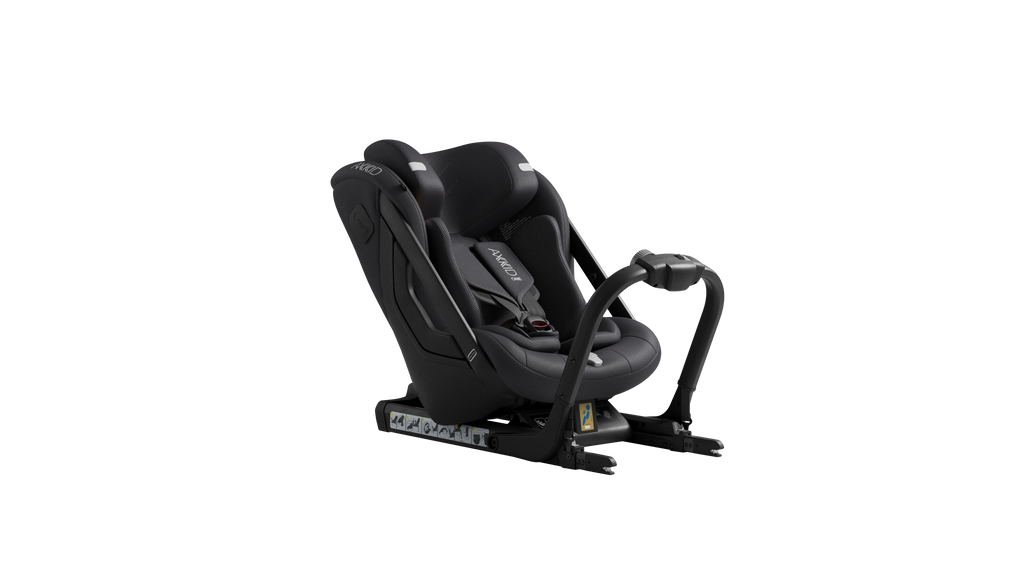 Cadeira Auto Axkid ONE 3 MESH preta, isolada em fundo escuro, mostrando a estrutura robusta e o sistema de retenção.
