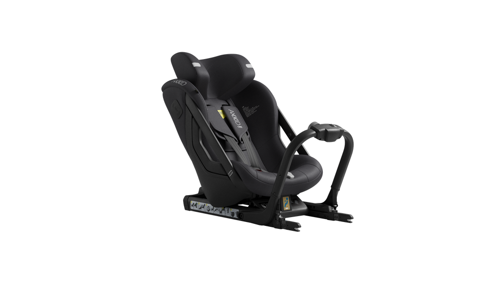 Cadeira Auto Axkid ONE 3 MESH preta, vista lateral angular, destacando o design ergonómico e o arnês de 5 pontos.