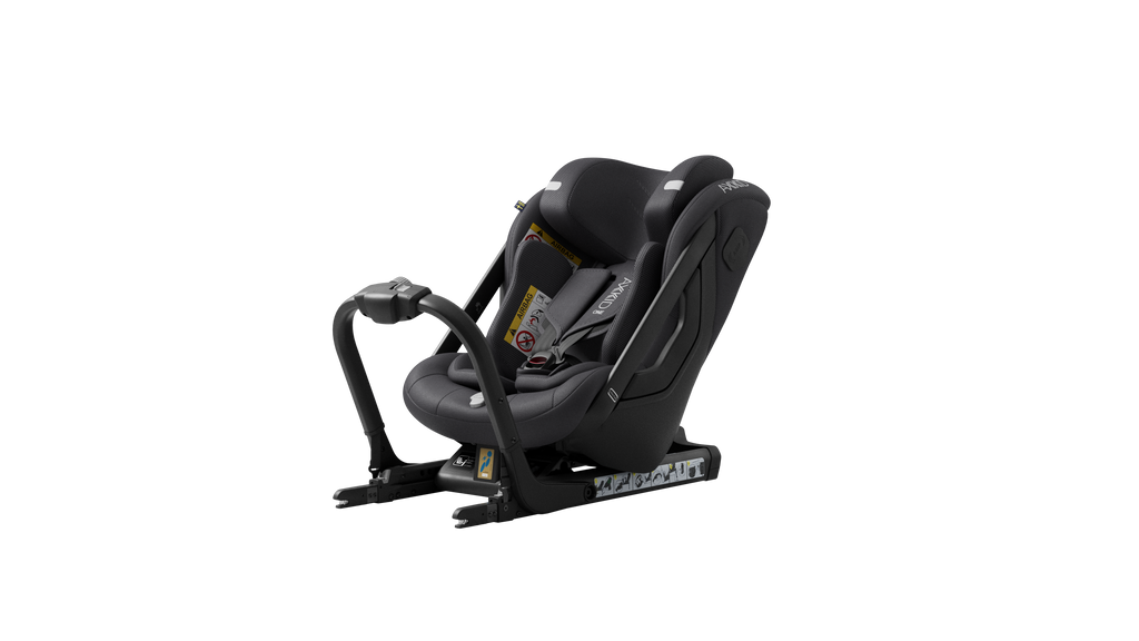 Cadeira Auto Axkid ONE 3 MESH preta, vista frontal ligeiramente inclinada, evidenciando o assento e o apoio de cabeça ajustável.