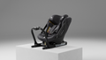 Cadeira Auto Axkid ONE 3 MESH preta, vista de lado, com a barra de apoio frontal estendida, sobre um pedestal cinzento.
