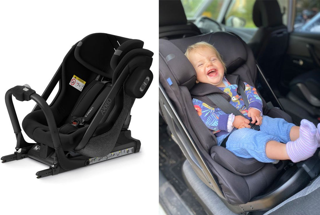Comparação da cadeira auto Axkid ONE 3+ preta isolada e com uma criança feliz sentada em contra marcha no carro.