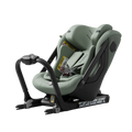 Cadeira auto Axkid ONE 3 verde-sálvia, instalada contra a marcha, com base ISOFIX e arnês, isolada em fundo preto.
