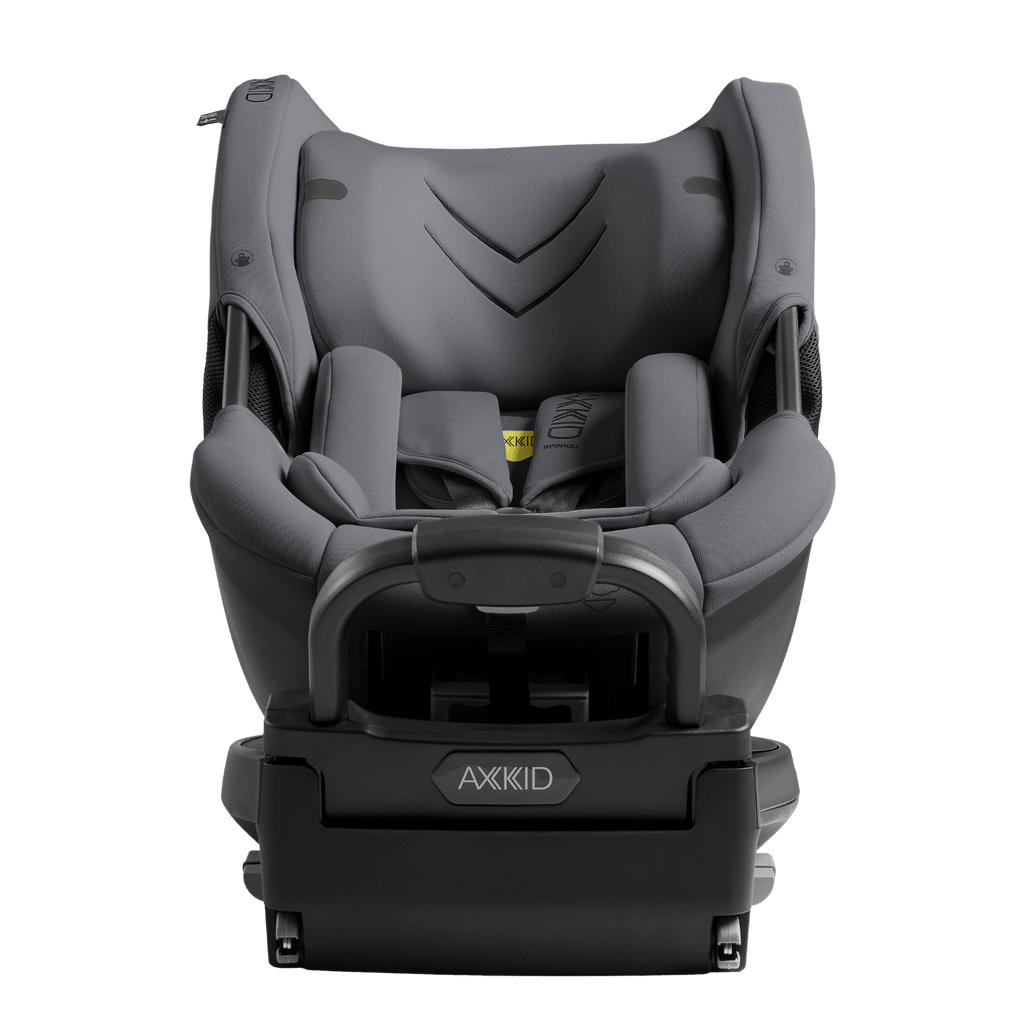 Cadeira auto AXKID Spinkid 2 cinzenta, vista frontal, com redutor de recém-nascido e arnês de 5 pontos visível.