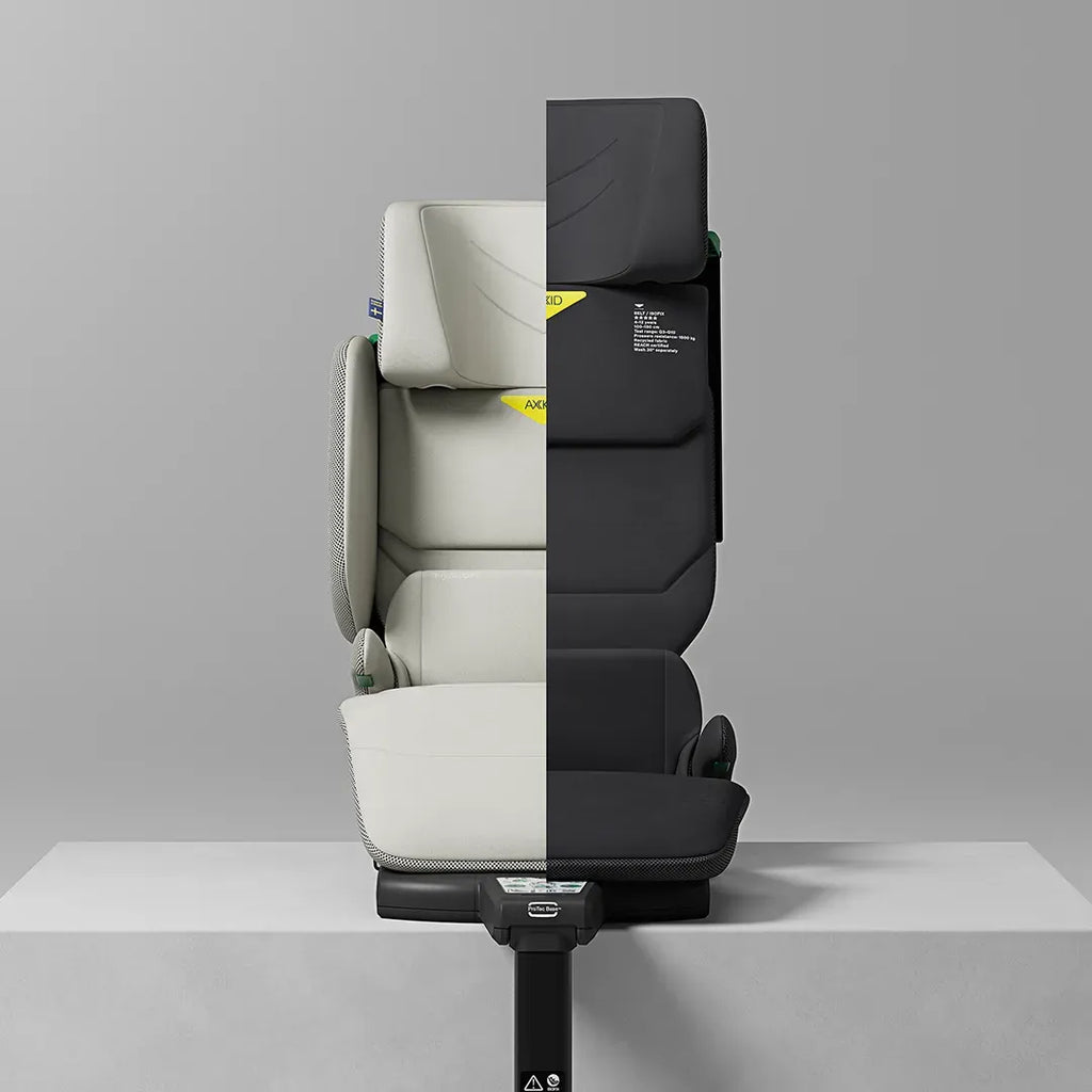 Cadeira auto Axkid Up dividida ao meio, mostrando o interior e o exterior em cores contrastantes (branco/cinzento e preto).
