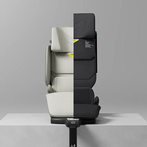 Cadeira auto Axkid Up dividida ao meio, mostrando o interior e o exterior em cores contrastantes (branco/cinzento e preto).